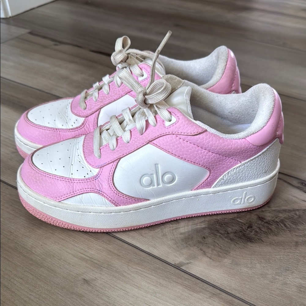 ALO Yoga recovery mode Sneakers in Pink and White